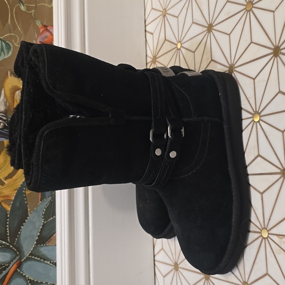 LIKE NEW UGG boots, size 5 kids - Picture 2 of 7